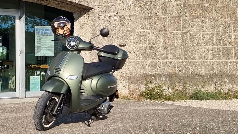 125er Elektroroller E.F.O ET 5000 in military vor einem alten Bunker