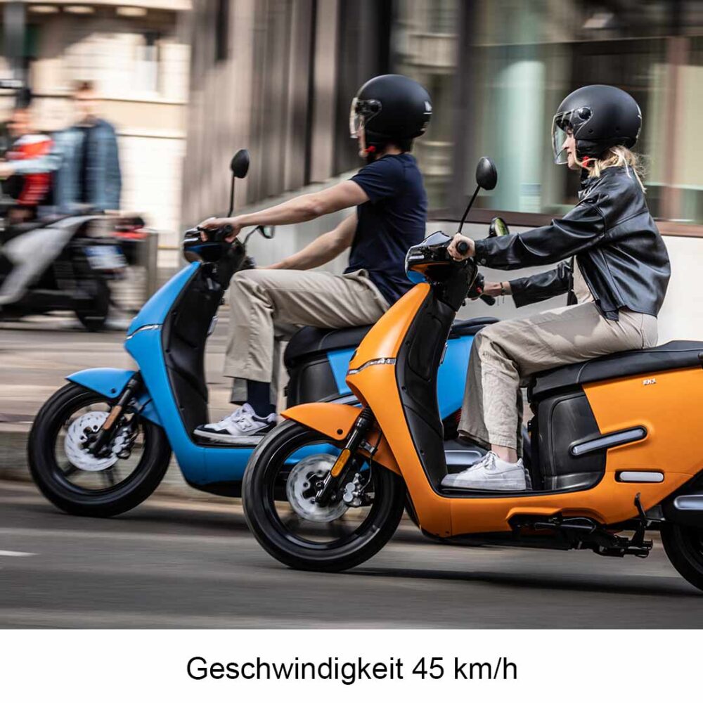 2 Personen fahren auf 2 Horwin EK1 Elektroroller eRoller in blau und orange durch die Stadt