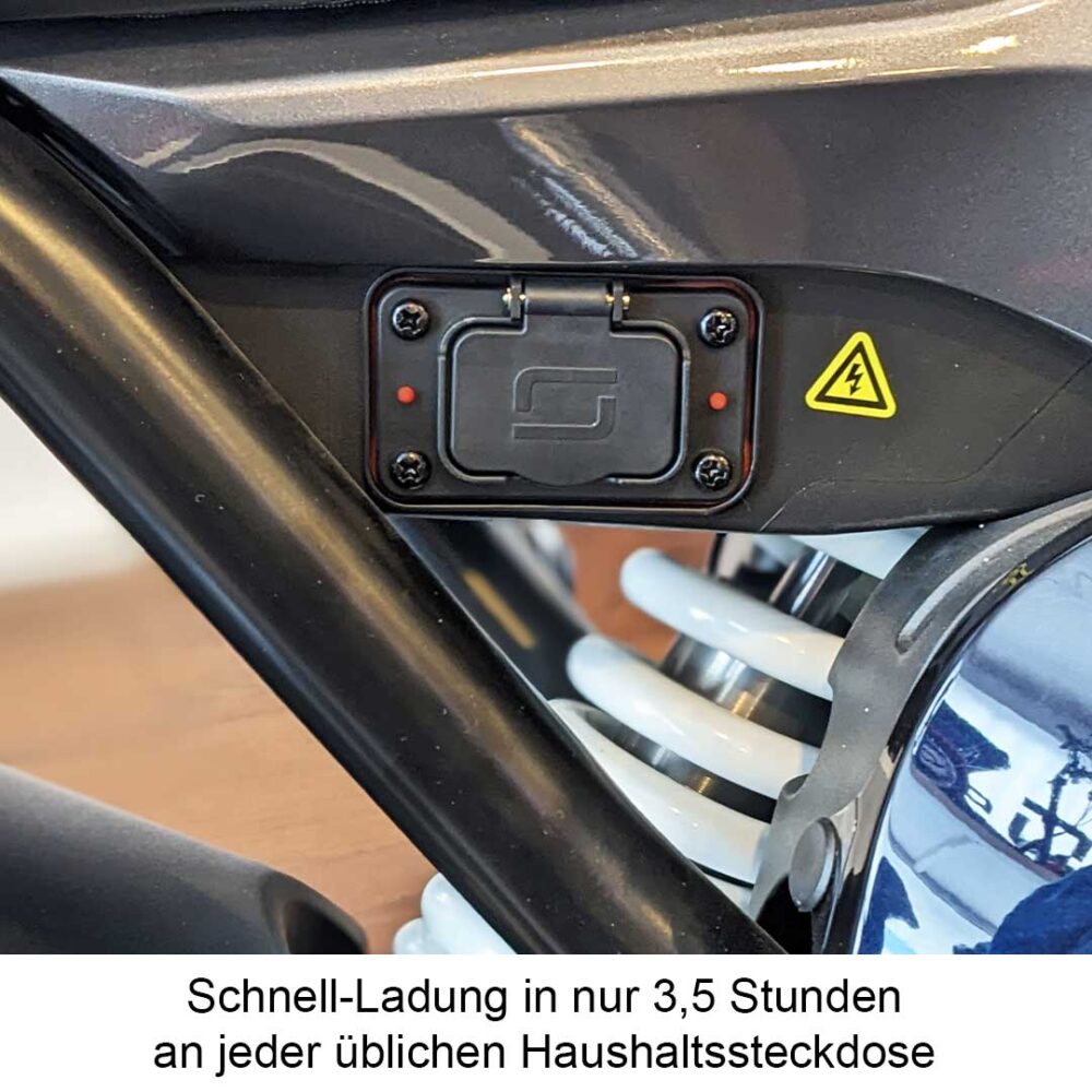 Ladebuchse von Super Soco TS Streethunter Elektromotorrad