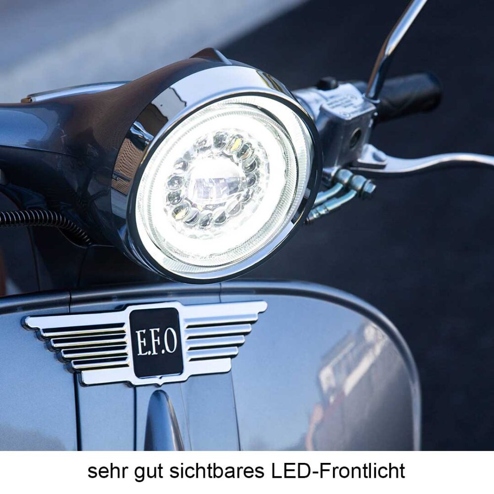 Frontlicht in Nahaufnahme von EFO EV 3000 eRoller Elektroroller Retroroller