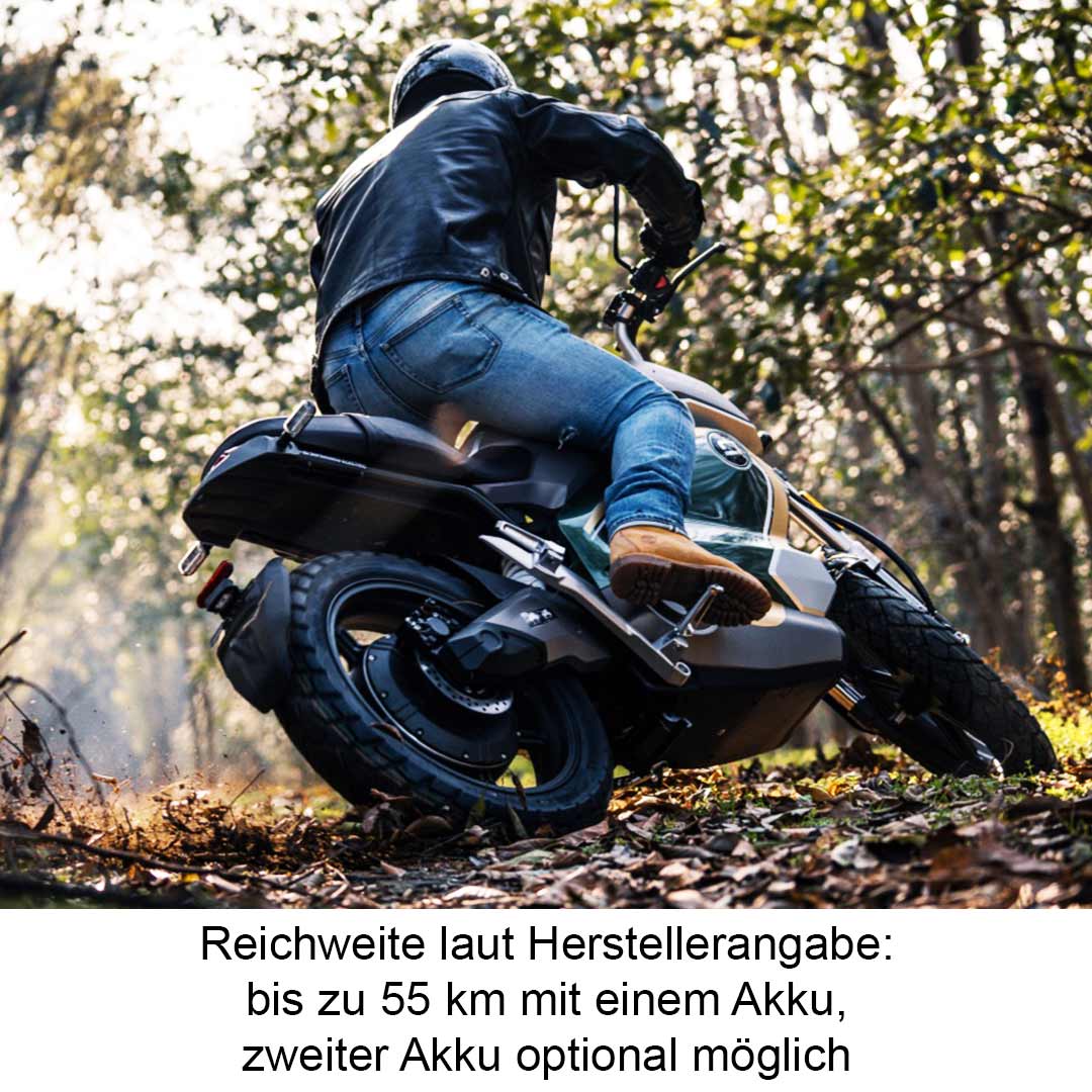 Super Soco TC Wanderer 45 km/h Elektromoped bei Fahrt im Wald