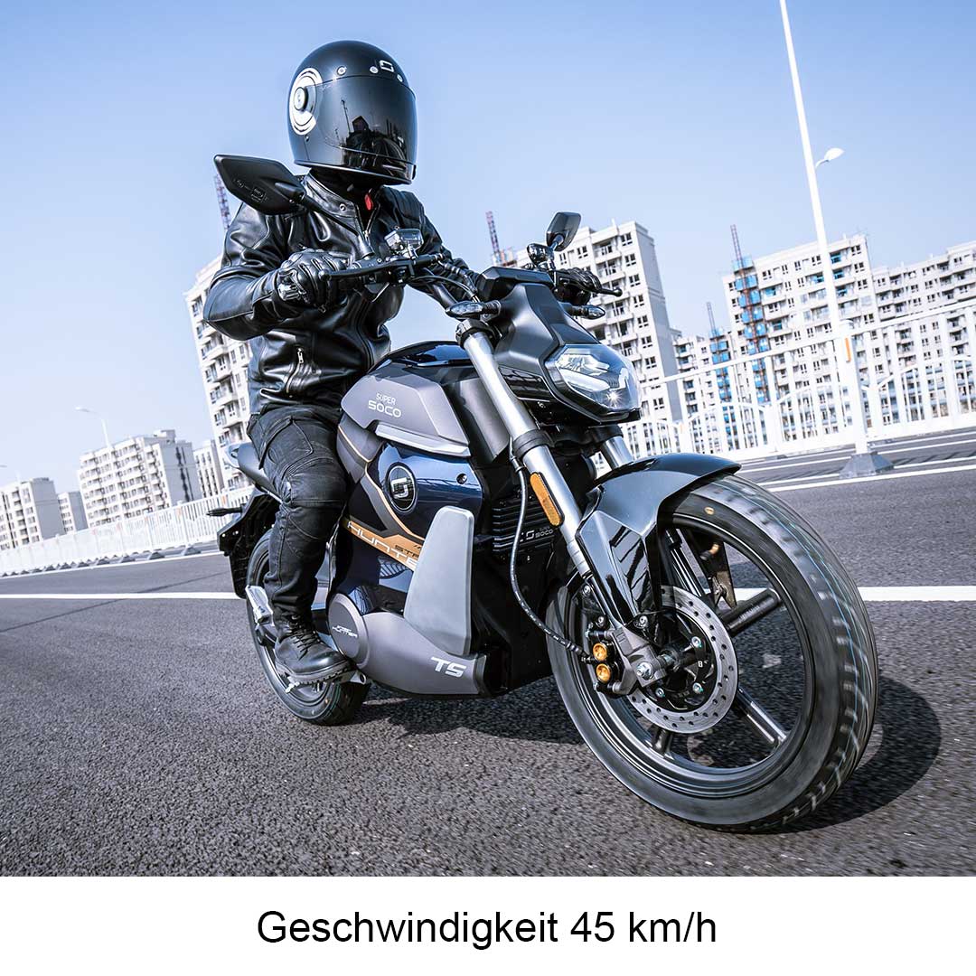 Super Soco TS Streethunter 45 km/h Elektromotorrad von schräg vorne mit Mann bei der Fahrt durch die Stadt