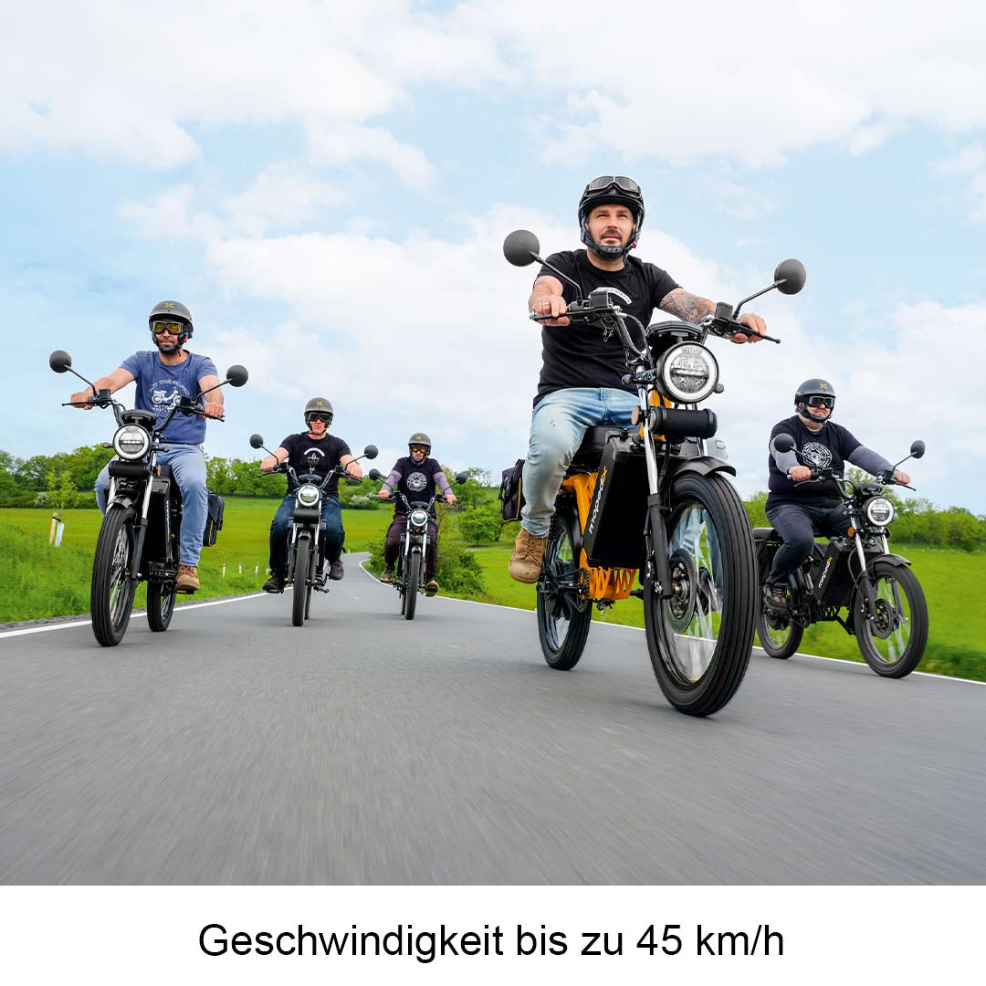 Menschengruppe auf Landstraße mit Mopedix Electrix 45er eRoller eMoped