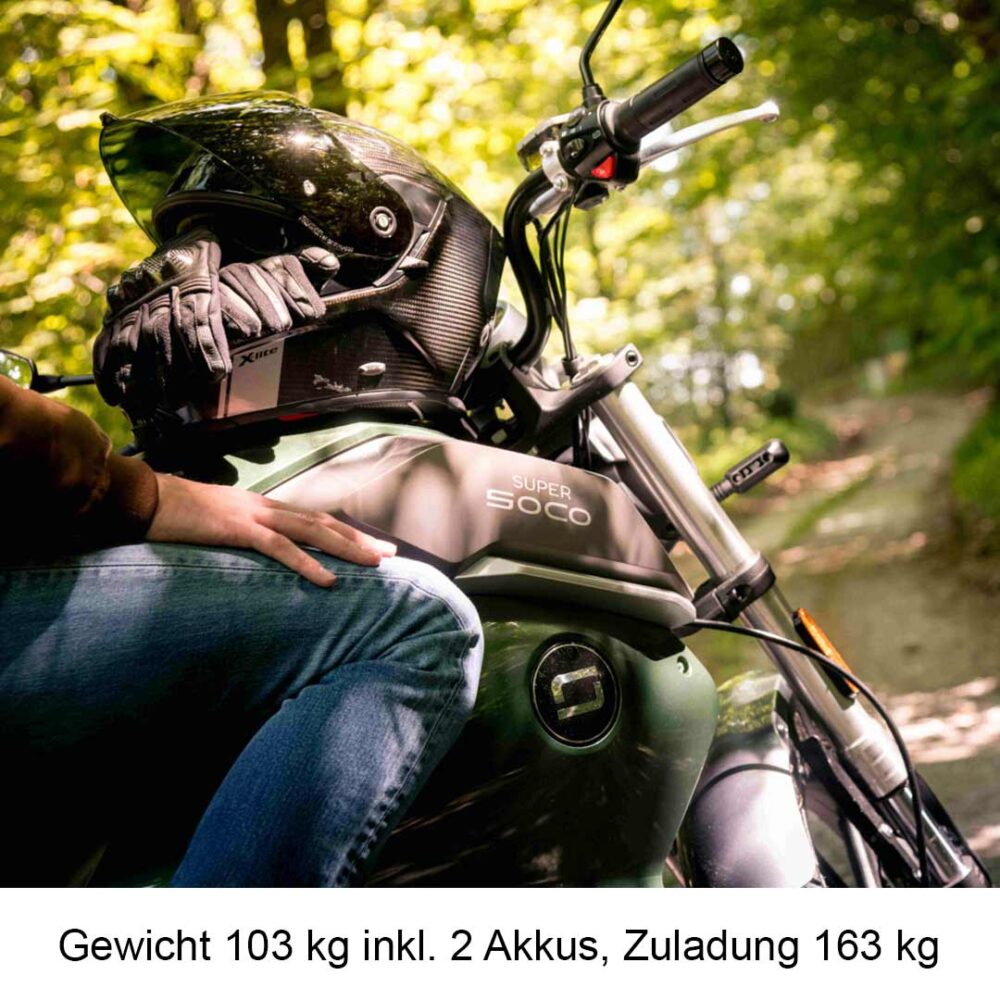 Super Soco TC Wanderer 45 km/h Elektromoped im Wald, Detailansicht