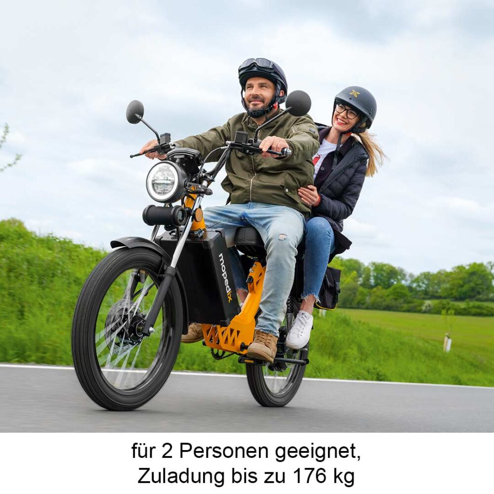 Paar auf Mopedix Electrix 45er eRoller eMoped auf Landstraße