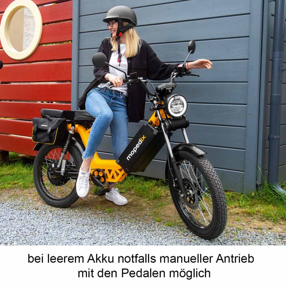 Frau mit Mopedix Electrix 45er eRoller eMoped vor Bretterwand