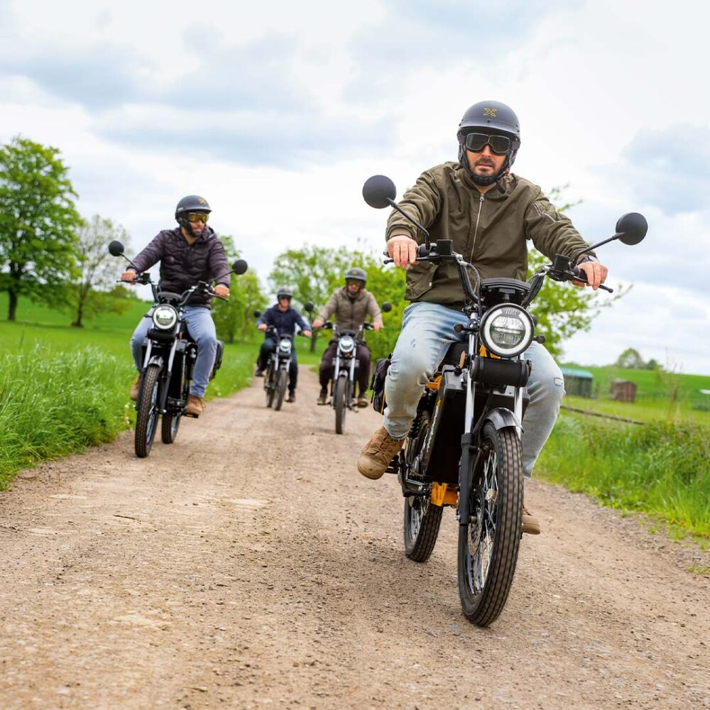 Männer auf einem Feldweg auf Mopedix Electrix 45er eRoller eMoped