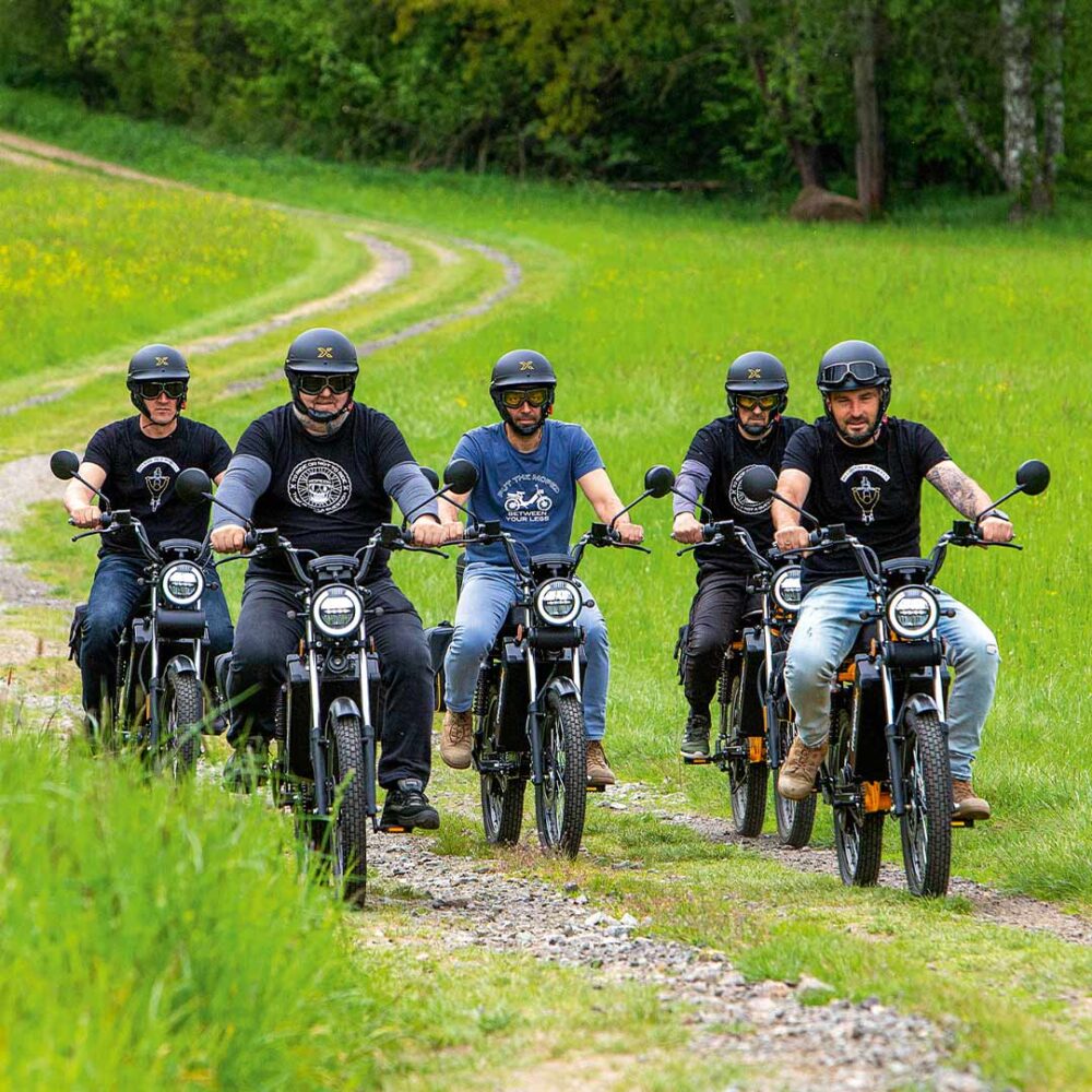 Gruppe auf einem Feldweg mit Mopedix Electrix 45er eRoller eMoped