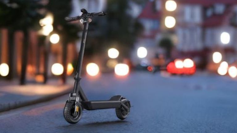 eScooter VMAX VX4 mit Federung auf Strasse im Abendlicht