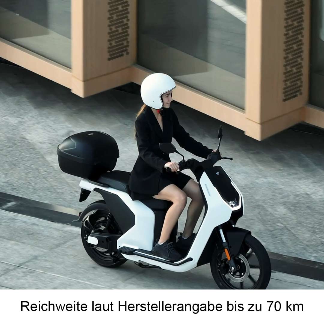 Frau mit VMoto Citi eRoller in weiss, Innenstadt